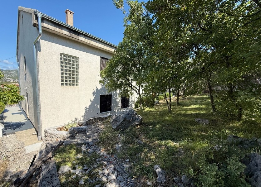 Maison avec jardin à Klenovica, golfe du Kvarner, H4091