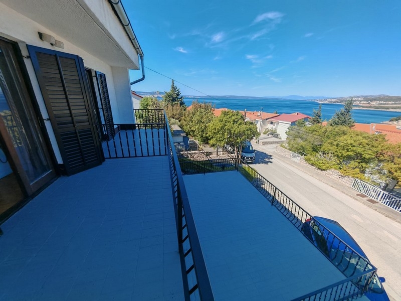 Grande terrasse avec vue sur la mer, maison Klenovica H4091