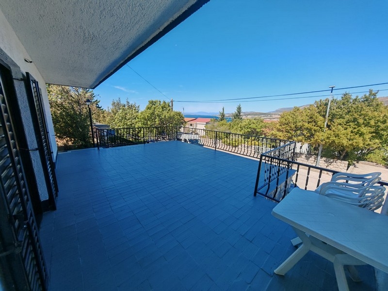 Terrasse couverte avec vue mer, maison à vendre Klenovica H4091