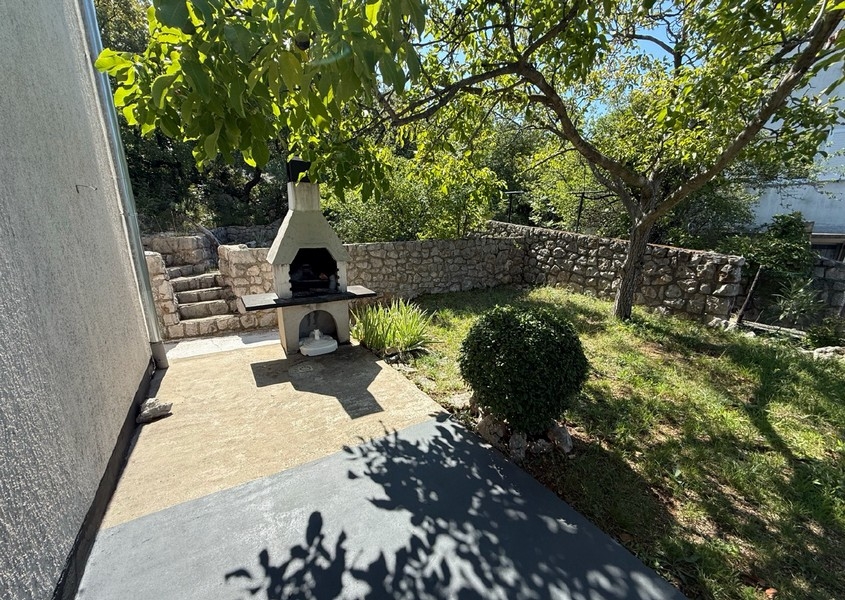 Jardin entretenu avec coin barbecue, maison Klenovica H4091