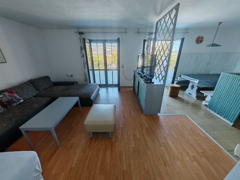 Pièce de vie avec accès à la terrasse, maison Klenovica H4091