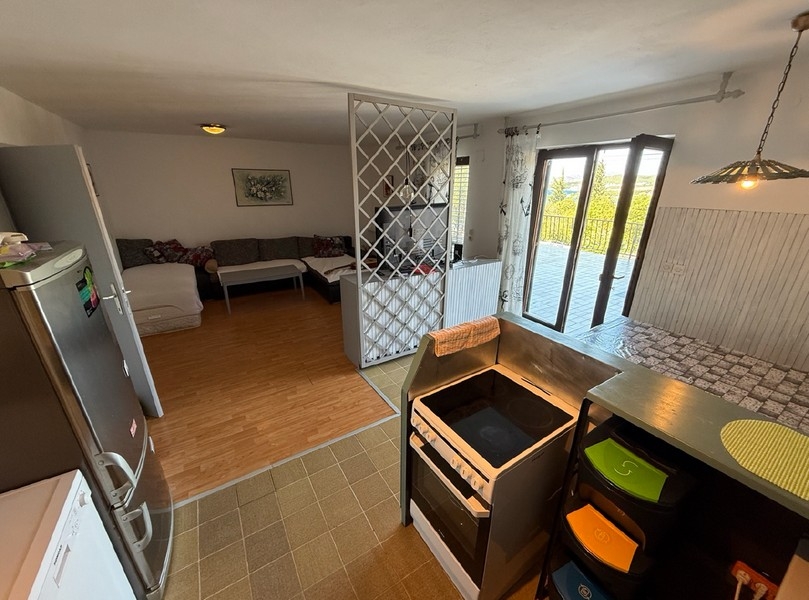 Cuisine avec vue sur la pièce de vie, maison à vendre Klenovica H4091