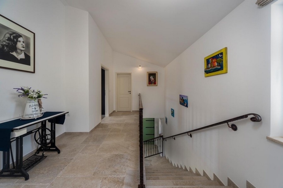 Couloir et montée d'escalier dans la maison en pierre