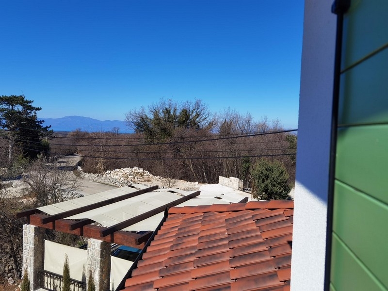 Vue mer depuis l'étage par-dessus les toits