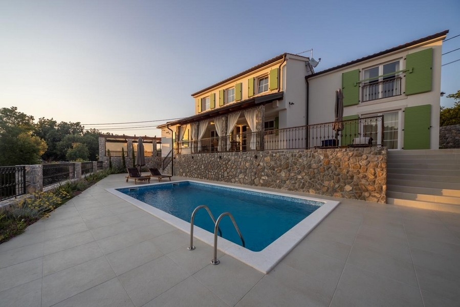 Piscine devant la maison en pierre sur l'île de Krk