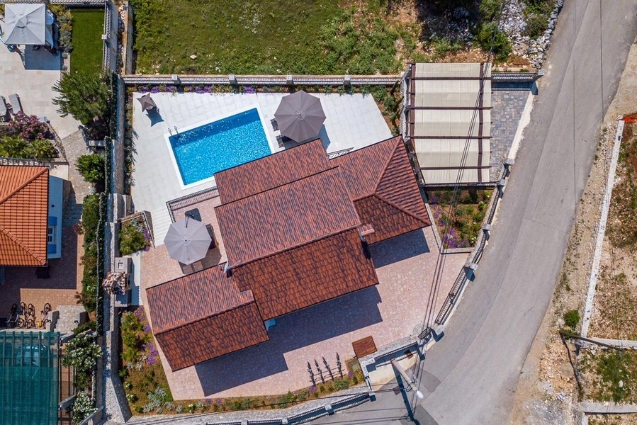 Vue aérienne de la maison avec piscine et terrain