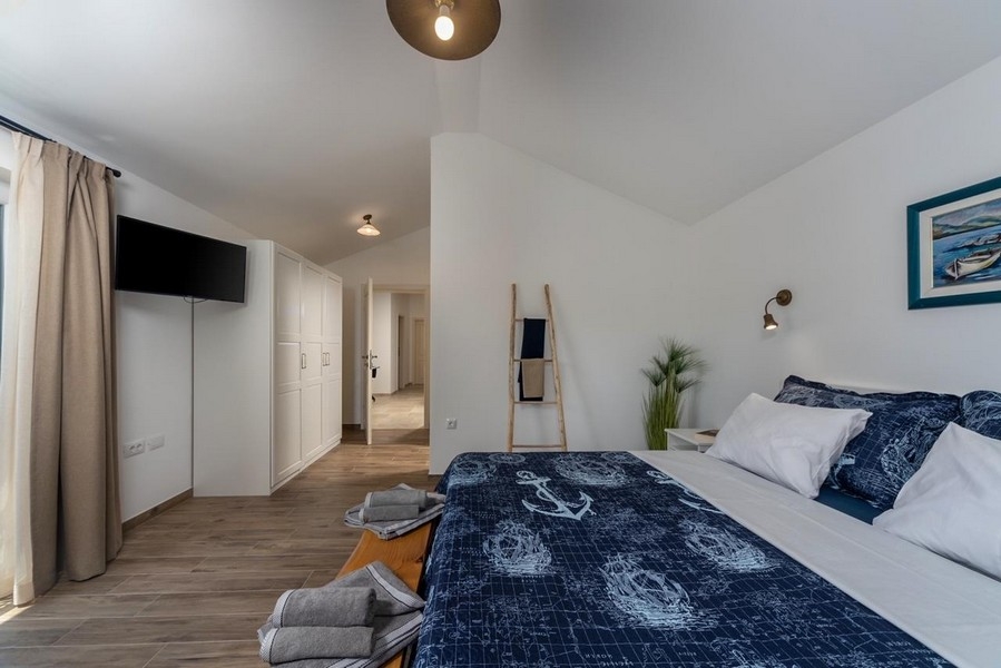 Chambre avec lit double et couloir