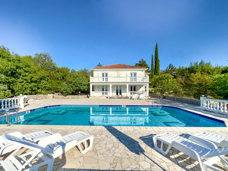 Villa à vendre en Croatie - avec piscine et bains de soleil près de Dobrinj sur Krk