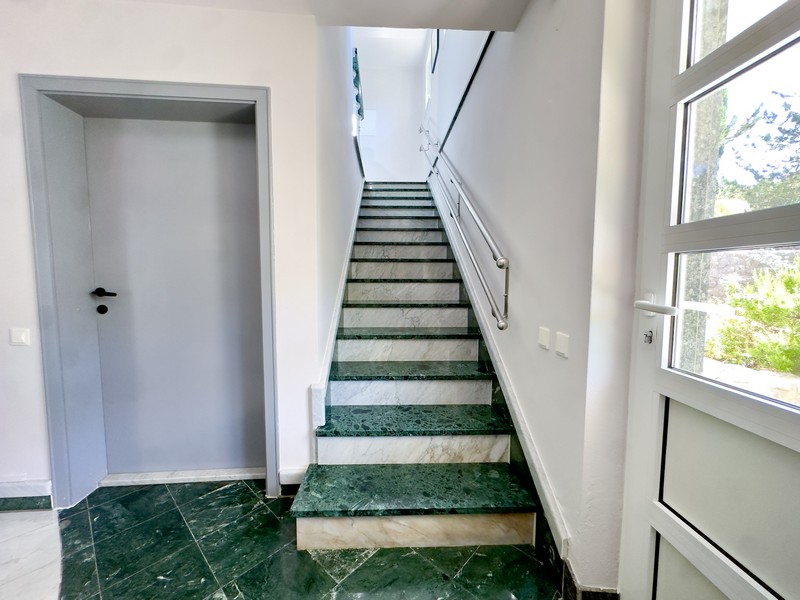 Escalier vers l'étage de la villa