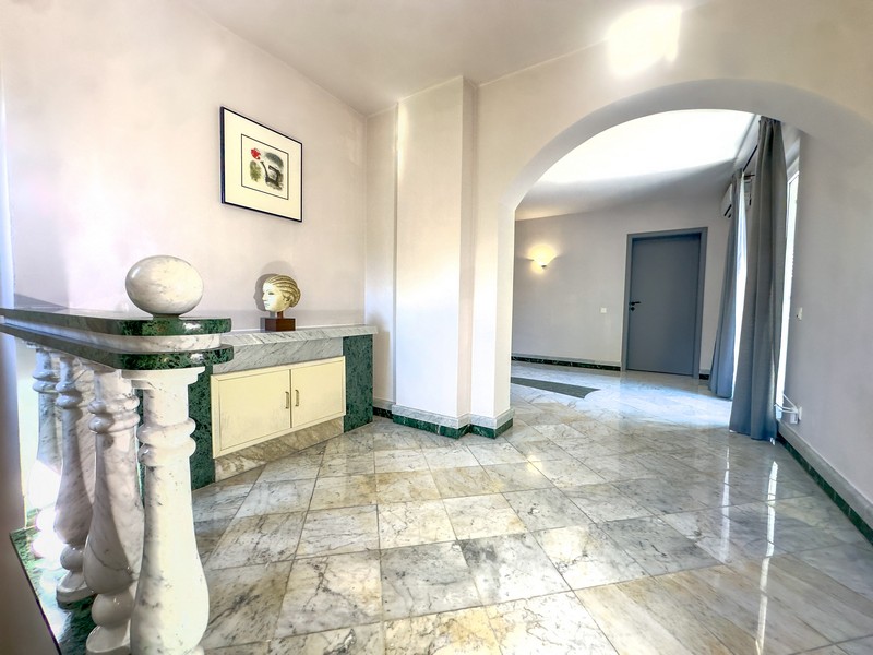 Couloir avec arc en plein cintre à l'étage de la villa