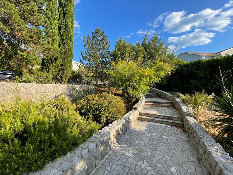Chemin de jardin en pierre naturelle sur le terrain de la villa