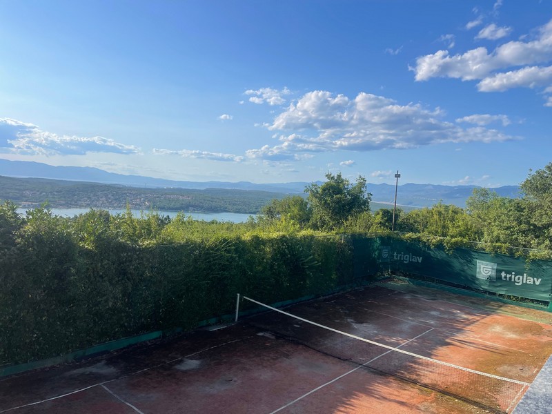 Court de tennis privé avec vue sur la mer près de Krk