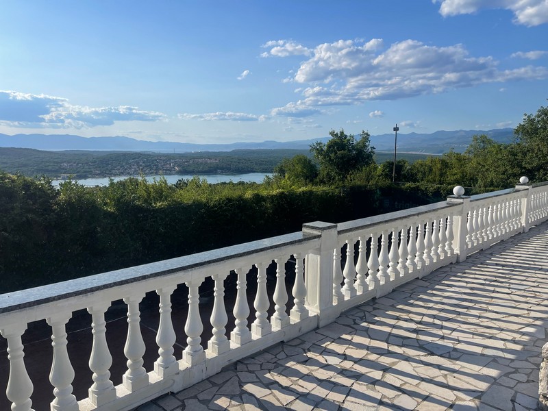 Terrasse avec balustrade et vue mer près de Dobrinj