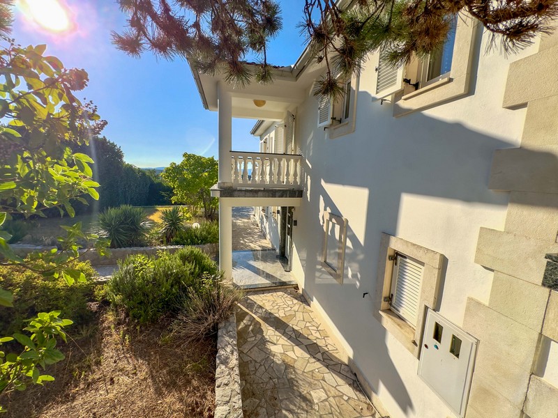 Vue latérale de la villa avec balcon sur l'île de Krk