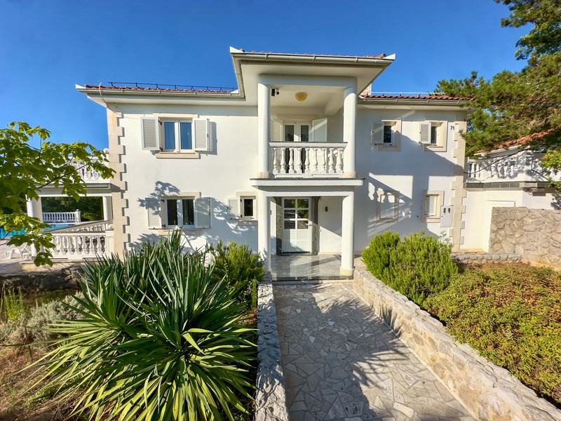 Entrée de la villa avec jardin méditerranéen