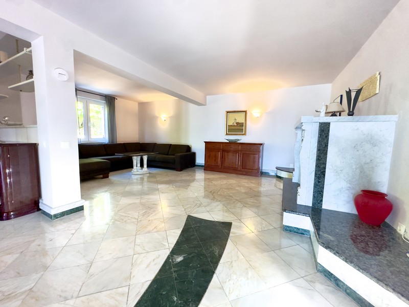 Salon avec sol en marbre dans la villa près de Dobrinj