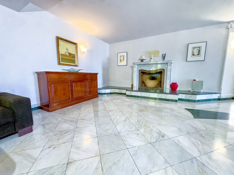 Pièce de vie avec cheminée dans la villa sur Krk