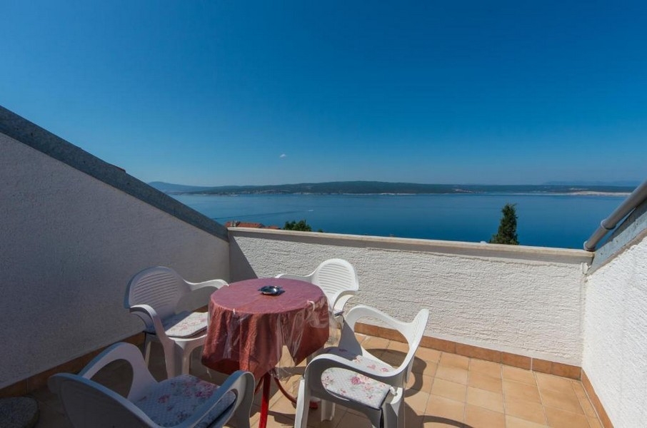 Terrasse avec vue mer dans l'immeuble d'appartements à Crikvenica