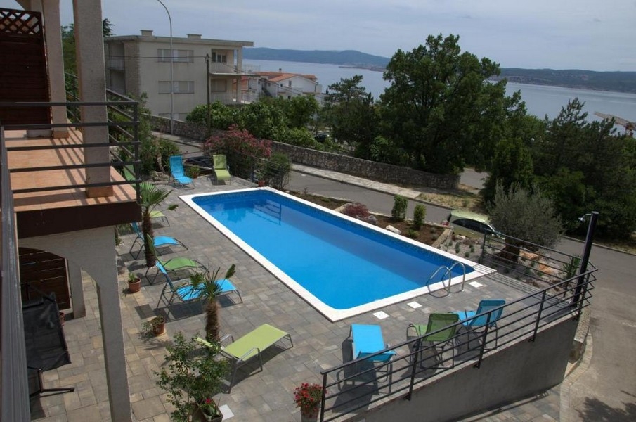 Piscine dans le jardin de l'immeuble d'appartements à Crikvenica