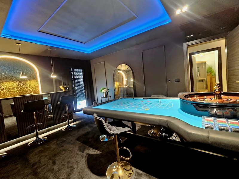 Salle de casino avec table de roulette au sous-sol