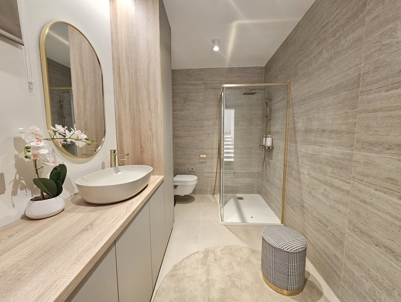 Salle de bains moderne avec douche et meuble vasque
