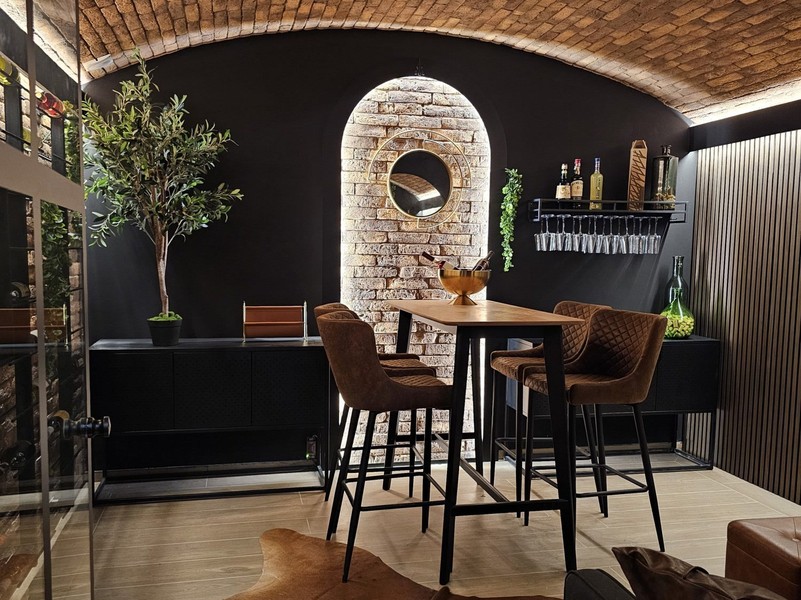Bar avec plafond voûté et casier à vin au sous-sol