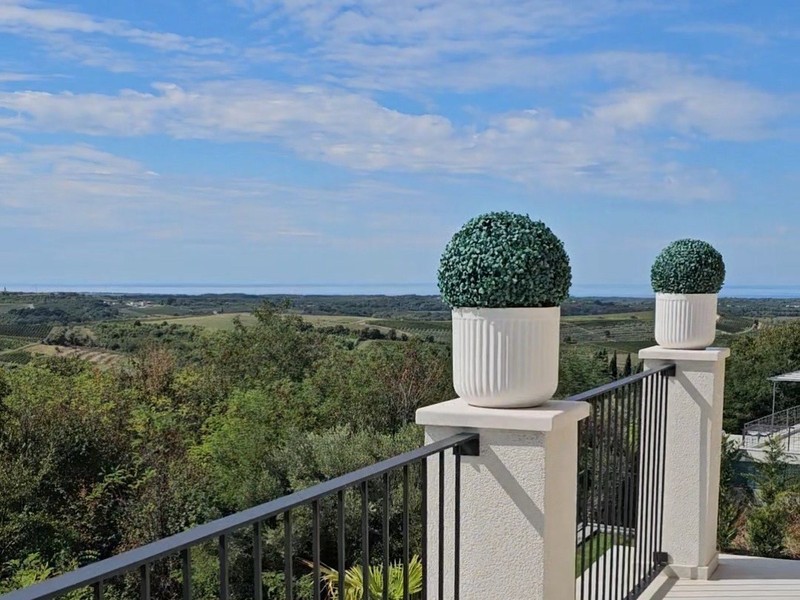 Vue depuis le balcon sur les vignobles et les collines jusqu'à la mer