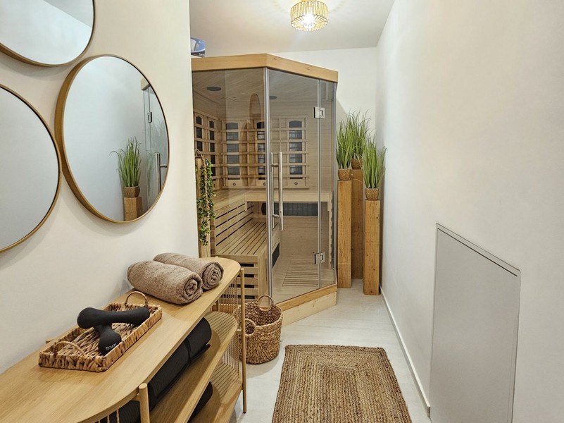 Espace bien-être avec sauna au sous-sol de la villa
