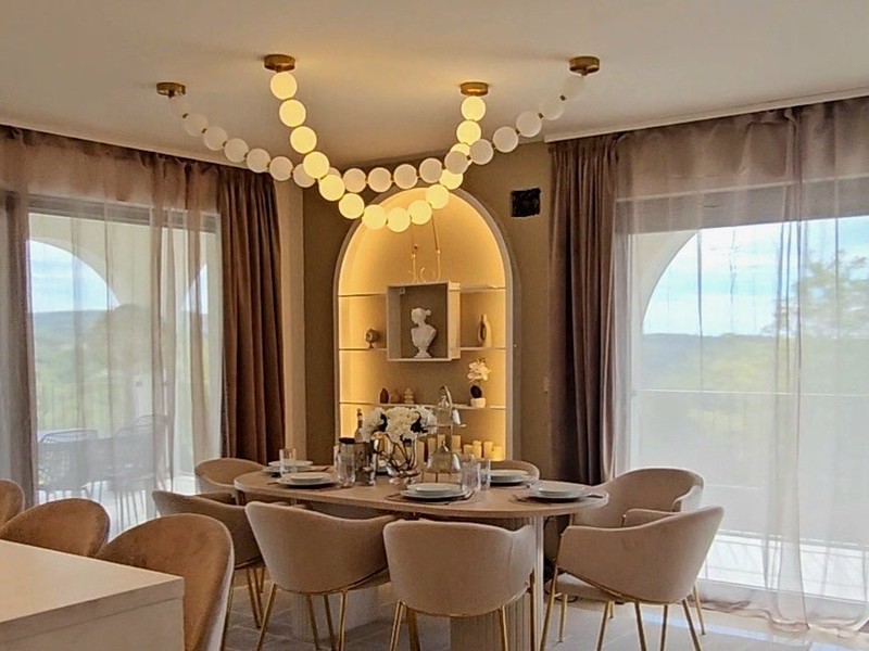 Salle à manger avec niche en plein cintre et grandes fenêtres