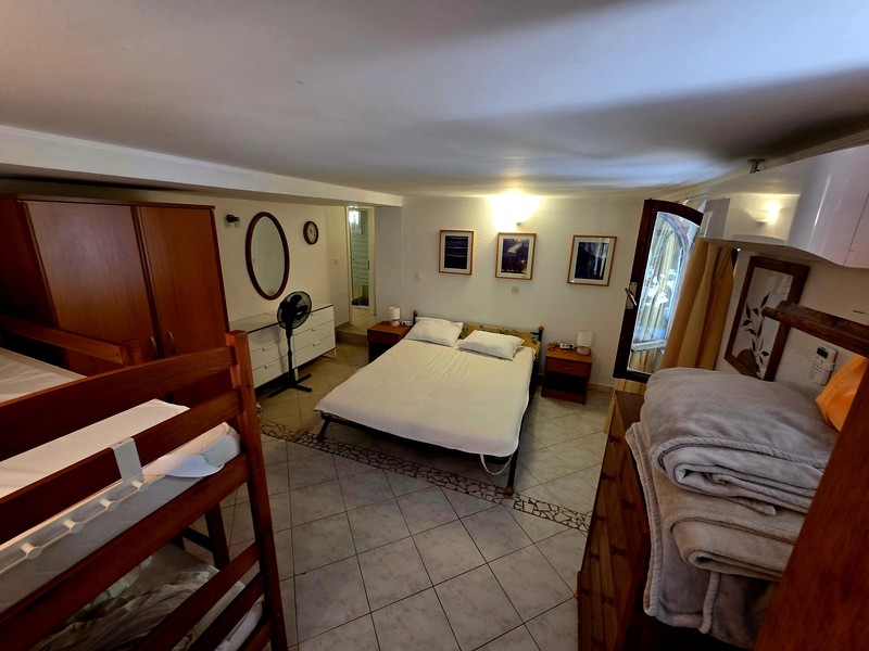 Chambre avec lit double et lits superposés