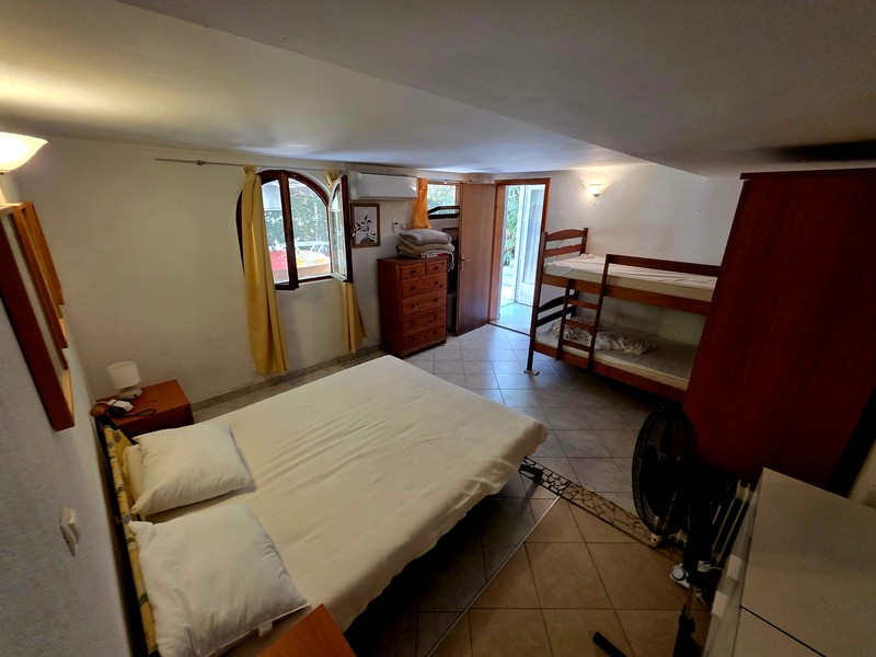 Chambre avec lit double et accès à l'extérieur