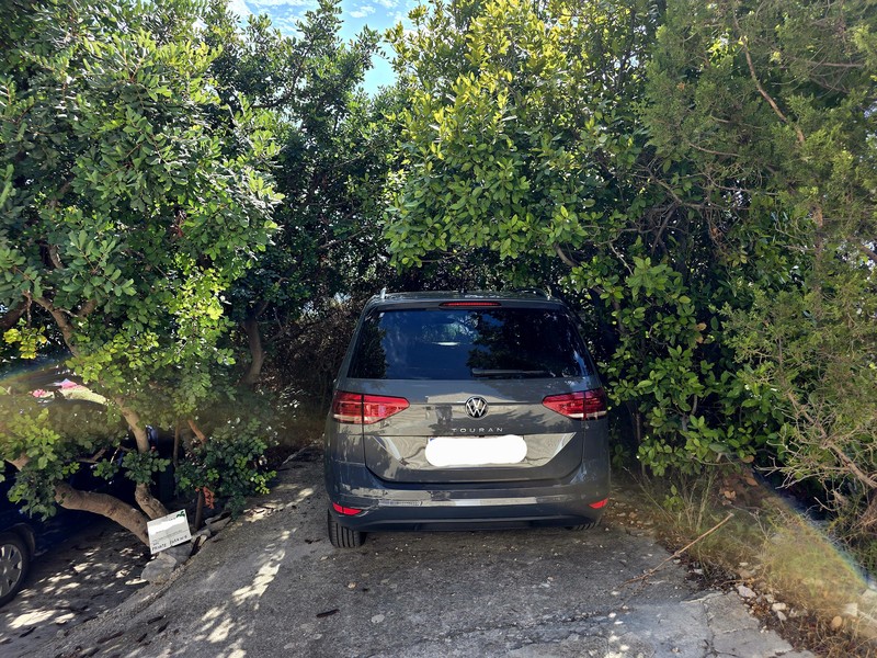 Parking près de la maison à Podobuce
