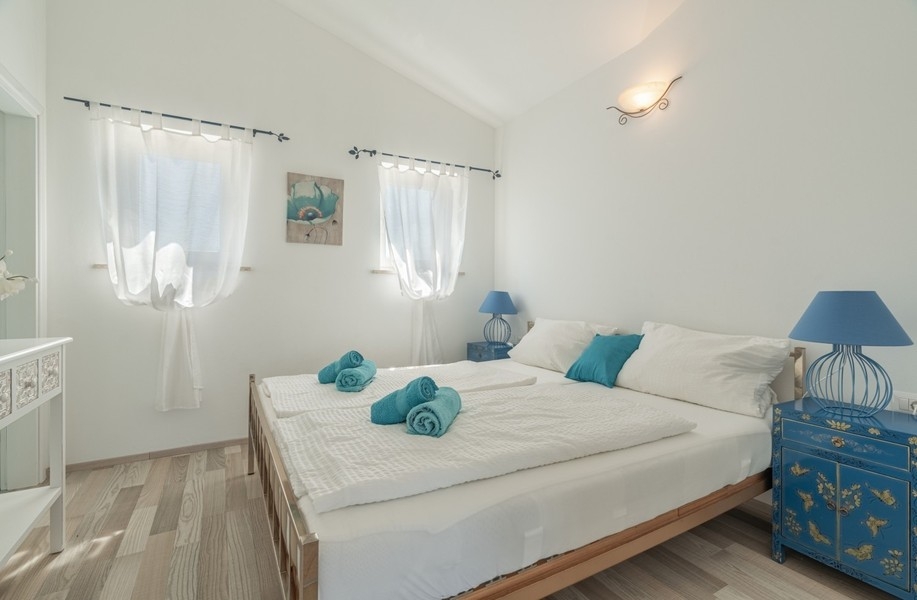 Chambre avec lit double dans la villa près de Porec