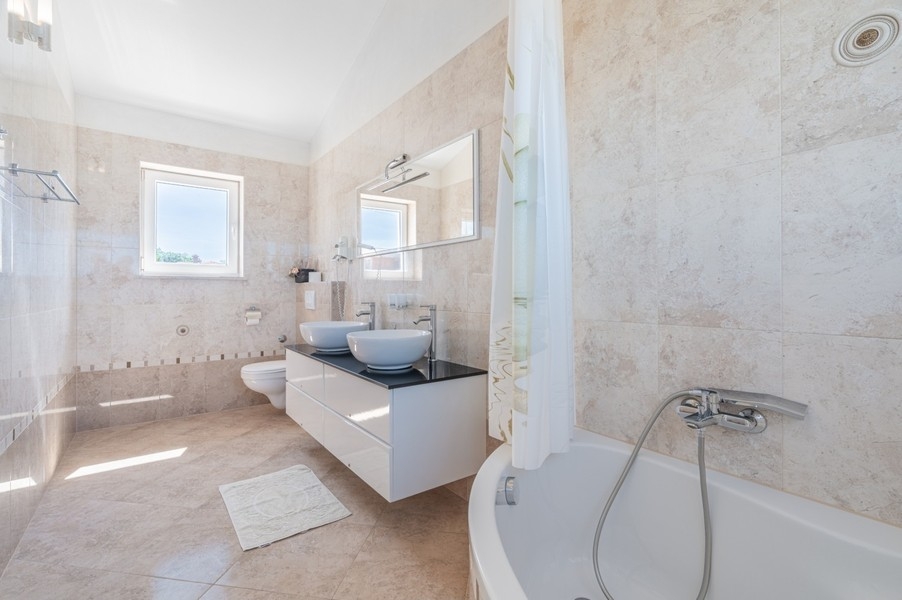 Salle de bains avec baignoire et deux lavabos près de Porec