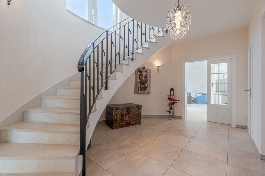 Montée d'escalier à l'intérieur de la villa près de Porec