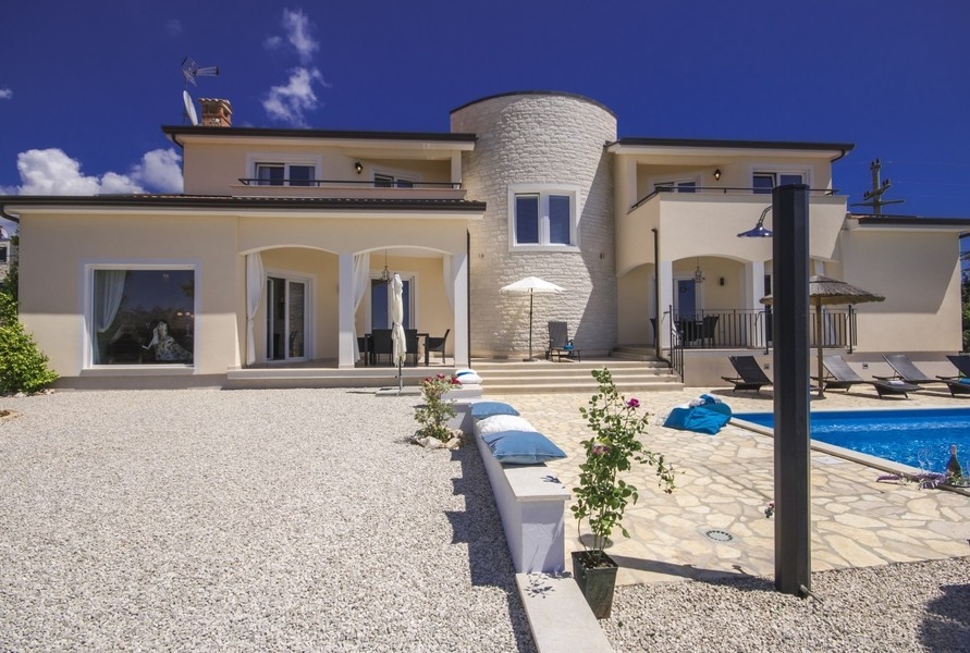 Piscine avec bains de soleil à la villa près de Porec