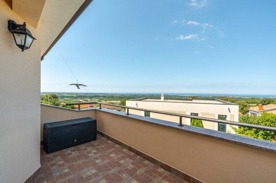 Terrasse de la villa avec vaste vue jusqu'à la mer près de Porec