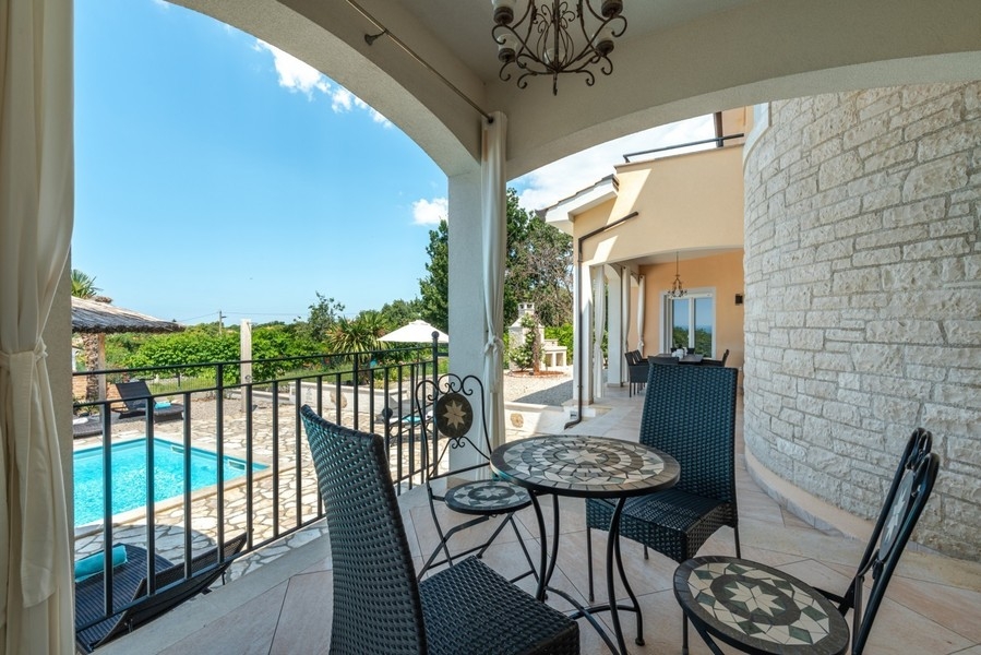 Terrasse couverte avec coin salon au bord de la piscine de la villa près de Porec