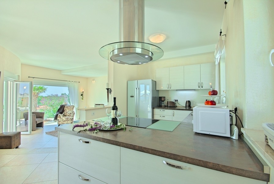Cuisine moderne avec îlot de cuisson dans la villa près de Porec