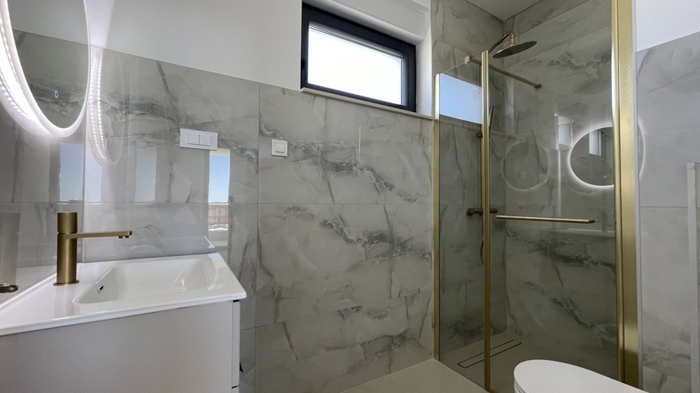 Salle de bains avec douche et meuble vasque à Vodice