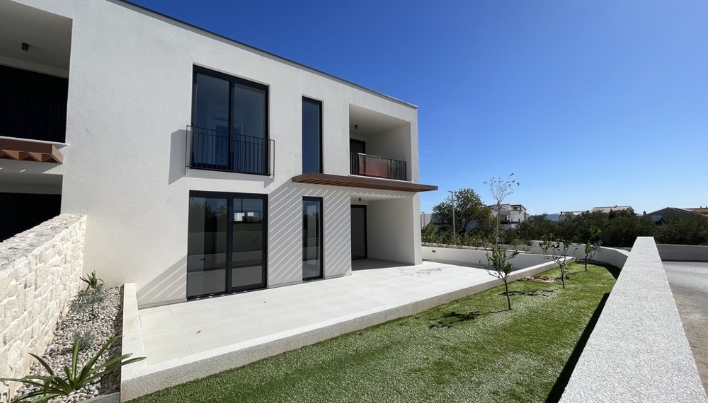 Maison jumelée neuve à Vodice avec jardin et terrasse