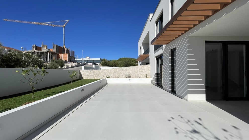 Terrasse latérale et accès à la maison jumelée à Vodice