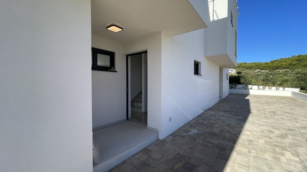 Entrée couverte de la maison jumelée à Vodice