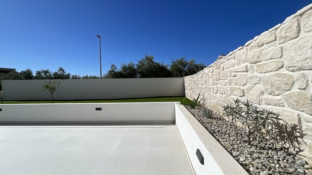 Terrasse avec mur brise-vue à la maison à Vodice