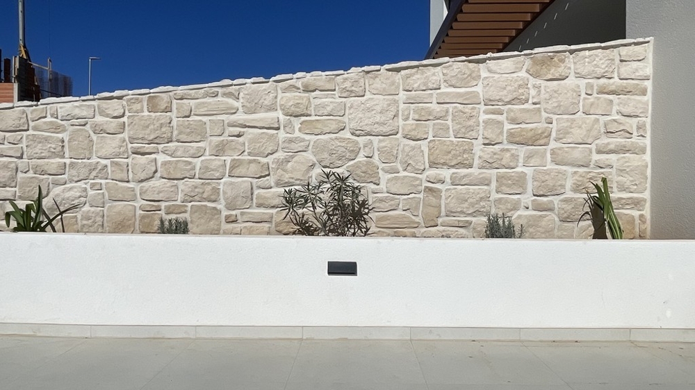 Mur en pierre naturelle en bordure de la terrasse à Vodice