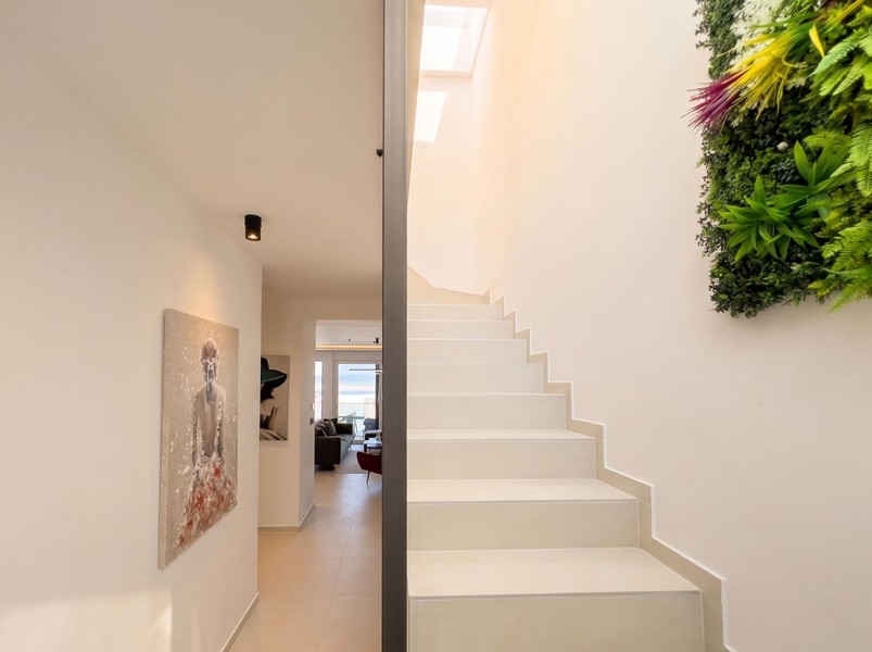 Escalier avec mur végétalisé à l'intérieur