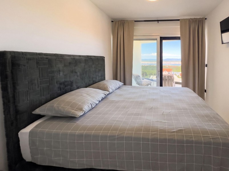 Chambre avec fenêtre et vue sur la verdure
