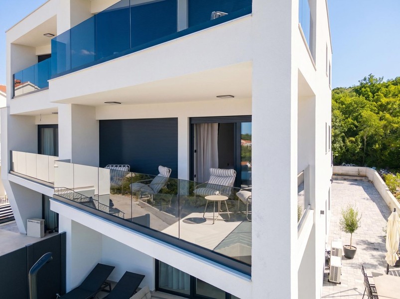Façade avec balcons et terrasse à Jadranovo