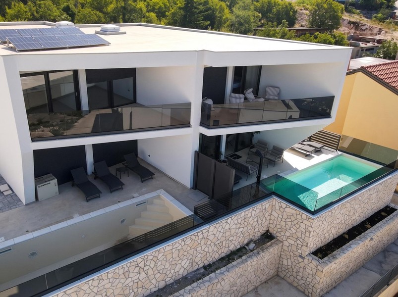 Maison à Jadranovo vue d'en haut avec piscine et installation solaire