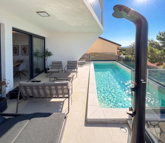 Piscine avec douche extérieure et espace détente